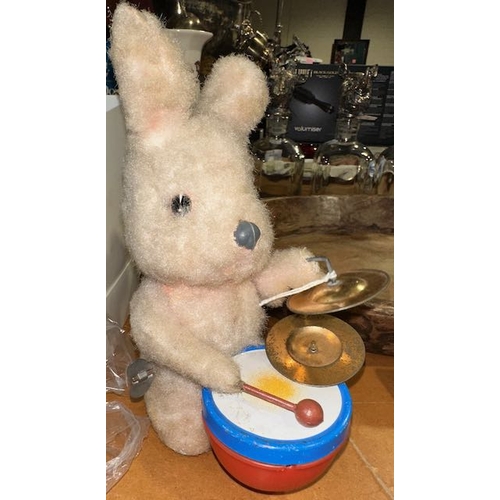 159 - 1950s Wind Up Bunny - Working