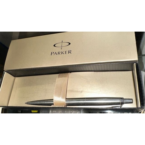 493 - Box Parker Biro