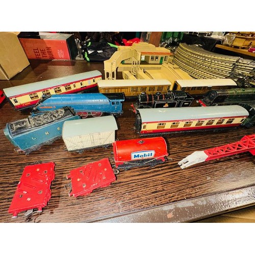 303 - Vintage Hornby Dublo Train Set - Trains, Tracks & Bulidings