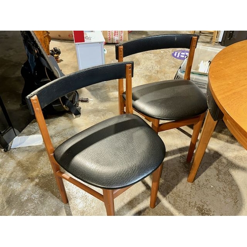 530 - Mid-Century Circular Dining Table with 4 Chairs - In the Style of McIntosh