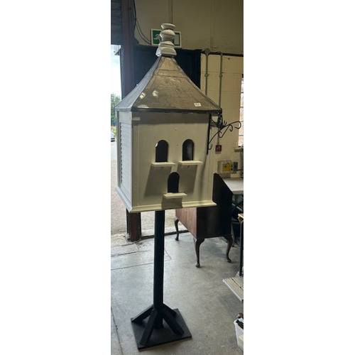 516 - Large Dovecote & Stand