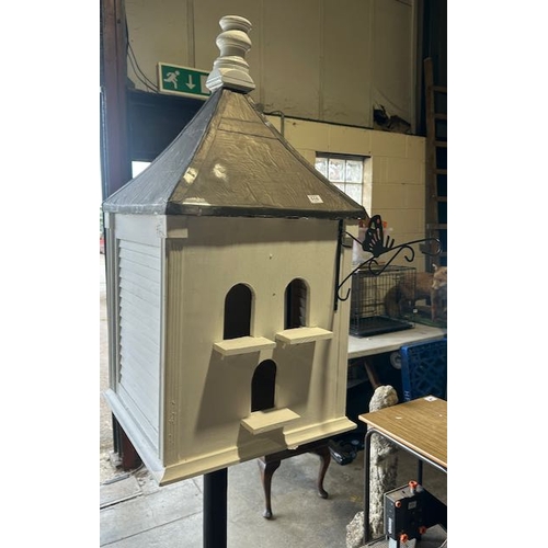 516 - Large Dovecote & Stand