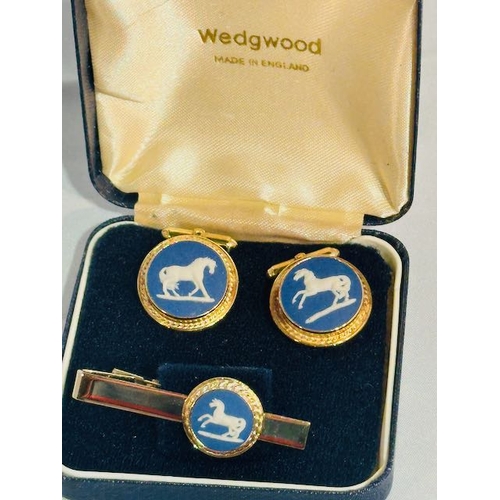 1045 - Wedgwood Tie Clip & Matching Cuff Links