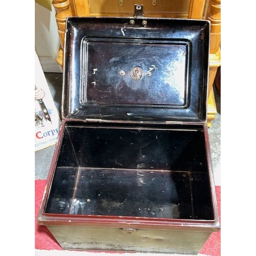 500 - Believed Vintage RIC Metal Trunk