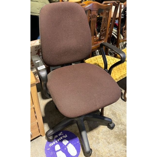 570 - Brown Fabric Swivel Office Chair