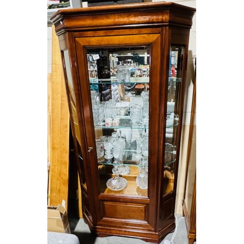 258 - Quality Glazed Mahogany Display Cabinet With Glass Shelves And Lights