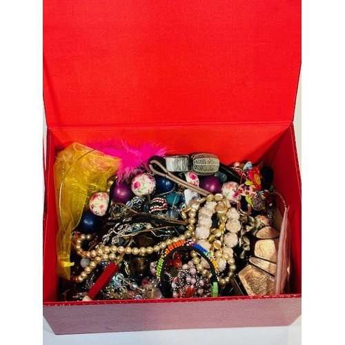 1174 - Box of Jewellery