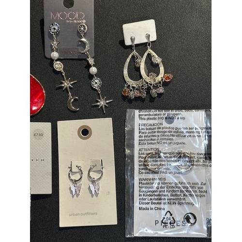 1052 - 6x Pairs of Earrings Incl Urban Outfitters, Jon Richards etc