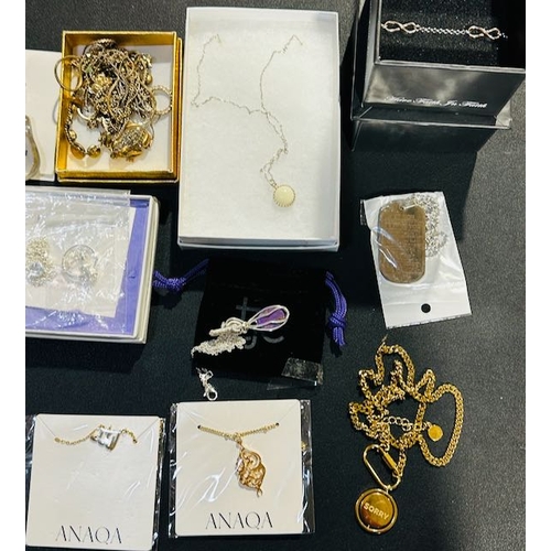 1082 - Lot Of Jewellery Incl Necklaces And Earrings