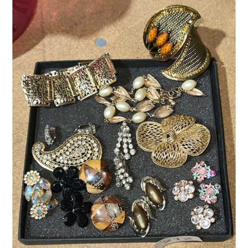 212 - Collection of Vintage Dress Earrings & Brooches