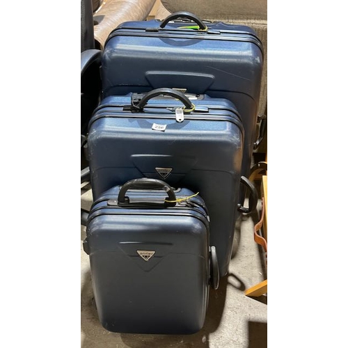 256 - Set of 3 Quality Hard Shell Antler Suitcases On Wheels