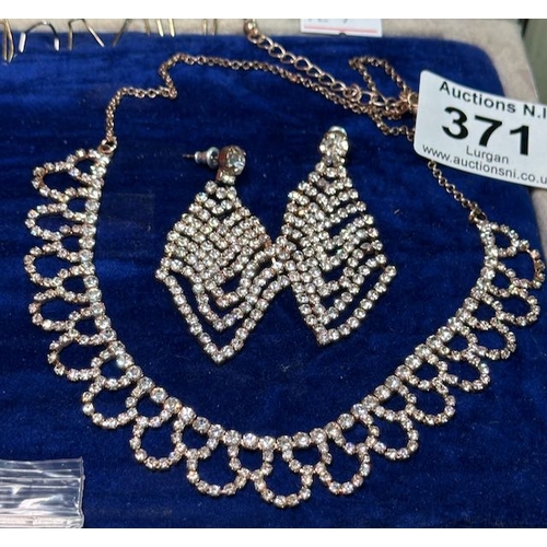 371 - Beautiful Vintage Styled Necklace & Earrings Set