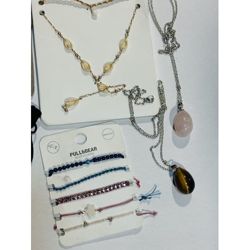 1079 - Collection of Jewellery Incl Necklaces, Bracelets etc