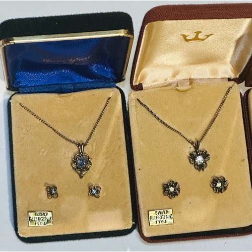 946 - Vintage Style Necklace & Earrings x3