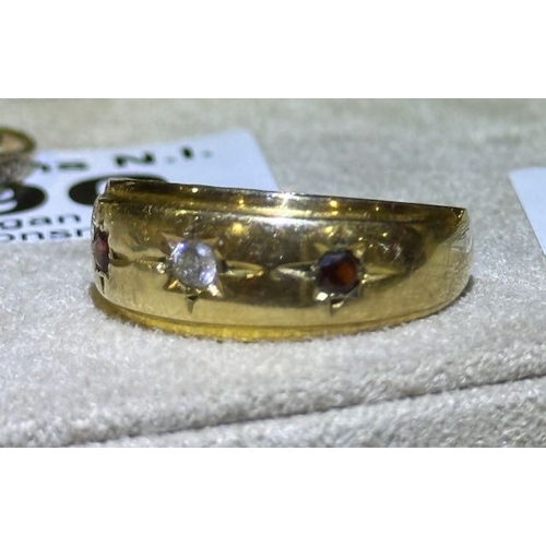 391 - 9ct Gold Garnet & Clear Stone Trilogy Ring