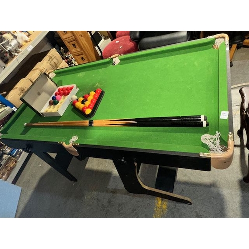 557 - BCE Folding Pool/Snooker Table With Cues, Balls & Triangle - Approx 5' x 2'9 x 2'7