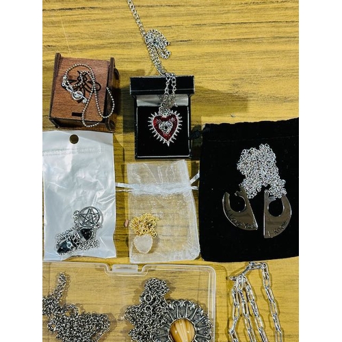 1040 - Collection of Necklaces