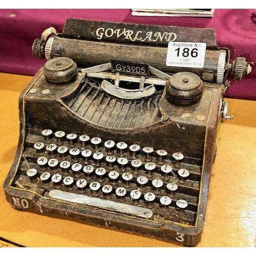186 - Ornate Model Vintage Typewriter