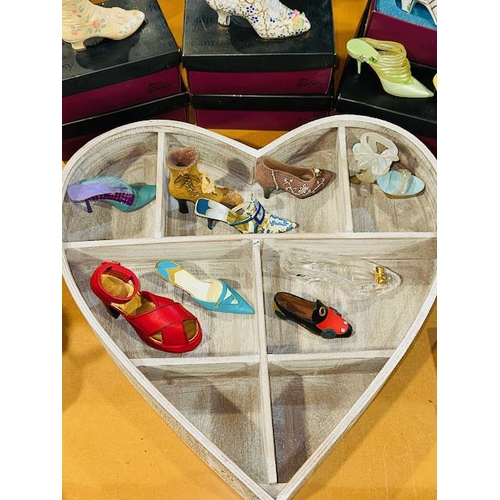 70 - Heart Display Shelf & Approx 14 Collectible Shoe Figurines Incl Regency & Just The Right Shoe (Some ... 