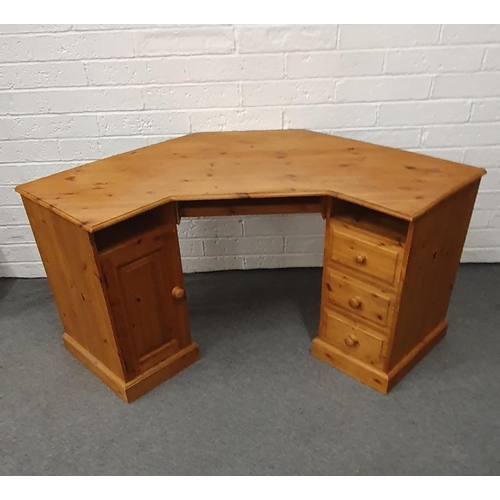 543 - Superb pine corner desk with 3 drawers and 1 cupboard, 70