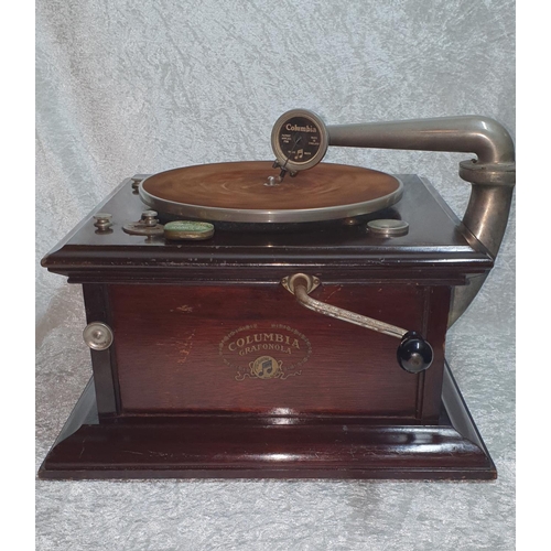 255 - Superb condition example of a Columbia Graphanoloa windup gramophone in original mahogany, working (... 