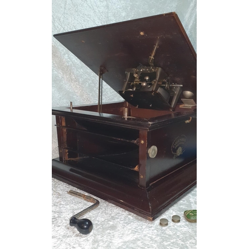 255 - Superb condition example of a Columbia Graphanoloa windup gramophone in original mahogany, working (... 