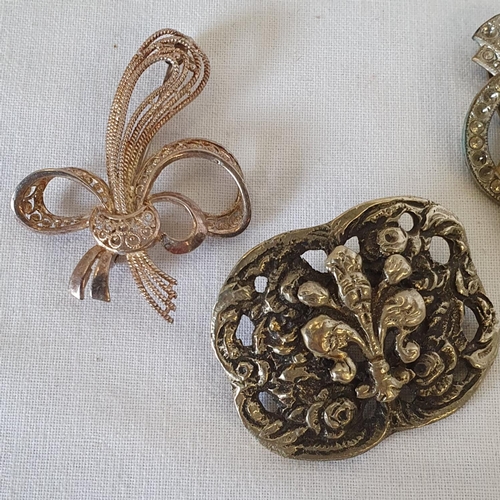 189 - Group of 5 Brooches, including white metal examples and Celtic brooch (some stones missing)