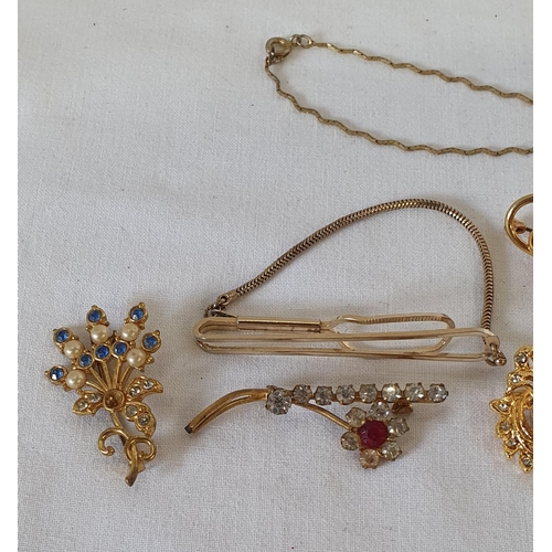 192 - Collection of gold tone jewellery including tie clip and brooches