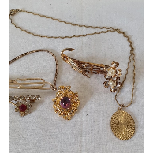 192 - Collection of gold tone jewellery including tie clip and brooches