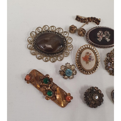 194 - Collection of vintage brooches including brass filigree brooch with large central polished stone