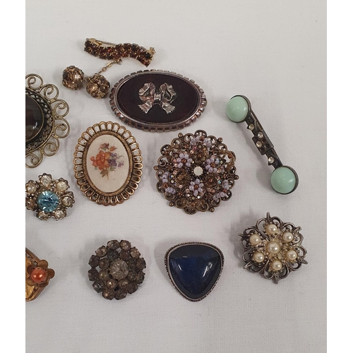 194 - Collection of vintage brooches including brass filigree brooch with large central polished stone