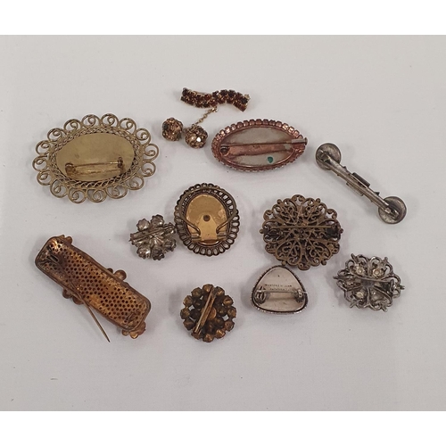 194 - Collection of vintage brooches including brass filigree brooch with large central polished stone