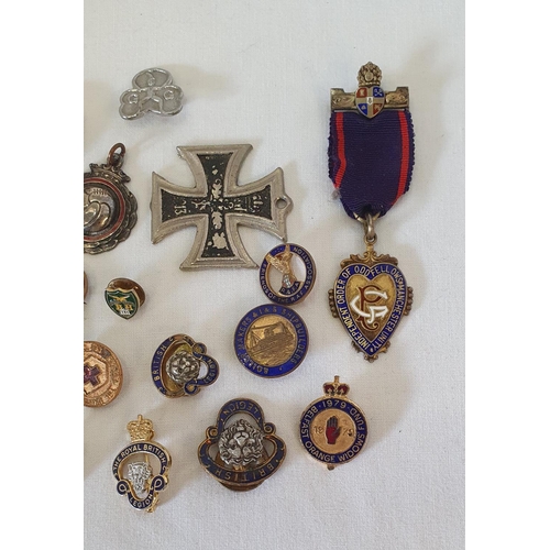 169 - Mixture of military and presentation badges