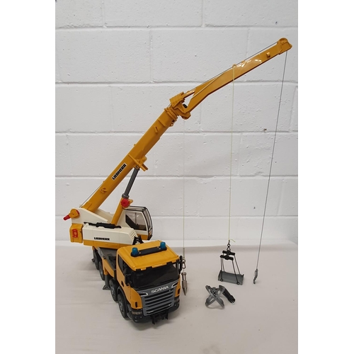 302 - Large plastic and metal construction toy mobile crane with manual pulley action [ when boom is up it... 