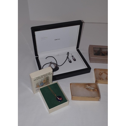 208 - Good collection of boxed jewellery items including necklaces and rings