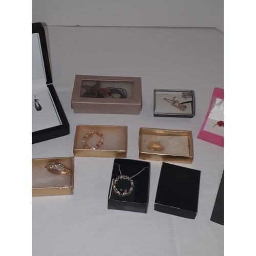 208 - Good collection of boxed jewellery items including necklaces and rings