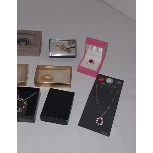 208 - Good collection of boxed jewellery items including necklaces and rings