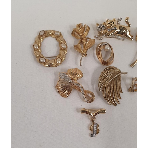 211 - Small collection of gold tone costume jewellery including cat brooch