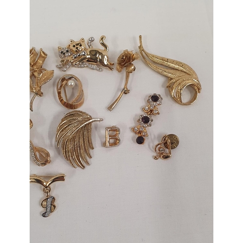 211 - Small collection of gold tone costume jewellery including cat brooch