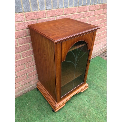 87 - A glazed fronted side cabinet with etched glass and two shelves