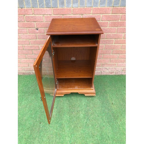 87 - A glazed fronted side cabinet with etched glass and two shelves