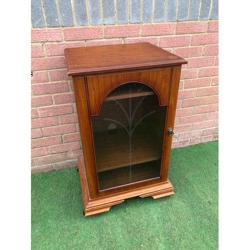 87 - A glazed fronted side cabinet with etched glass and two shelves