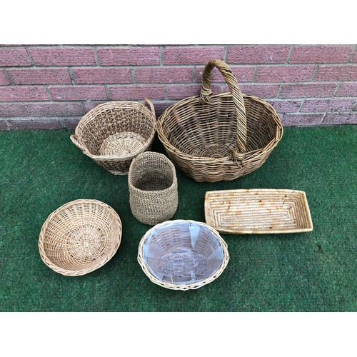 115 - Quantity of light colour display baskets