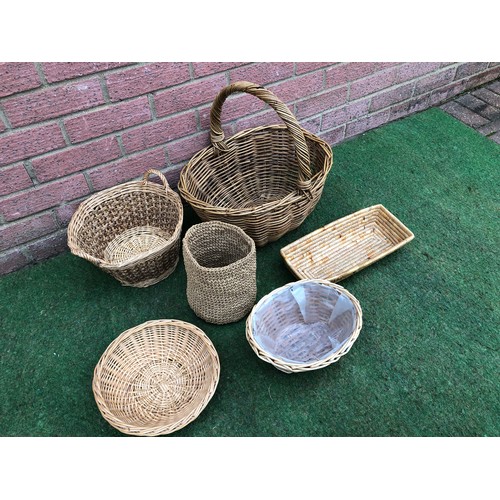 115 - Quantity of light colour display baskets