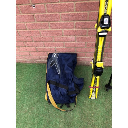 118 - Pair of childs TECNO Pro CARVE 20 skis and a pair of TECNO power ski poles with a blue carry bag (se... 