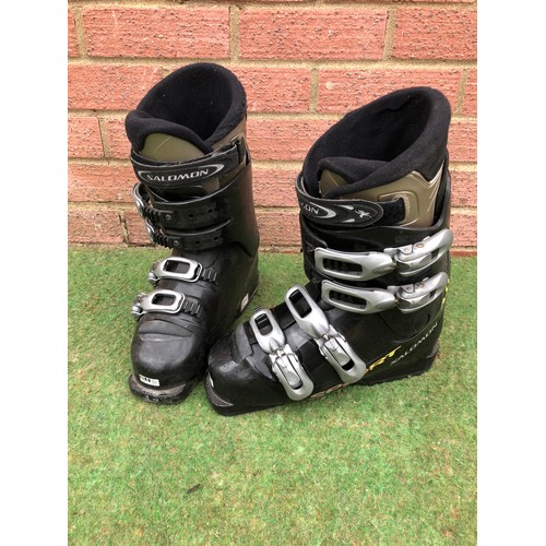 119 - Pair of SALMON SPORT ski boots in size UK 6 1/2