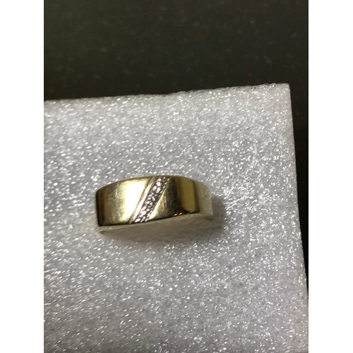 20 - 9ct gold and Diamond ring in size X (3.15g)