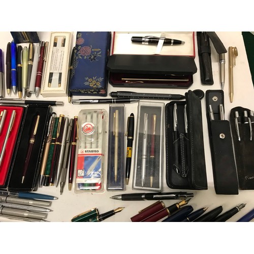 17 - Large collection of pen sets to include paper mate and fountain pens see all pictures