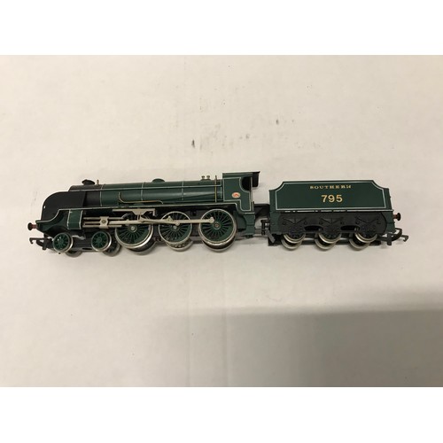 10 - HORNBY Green Southern King Arthur Class 795 00 / Gauge  plus DVD  of steam trains  see all pictures... 