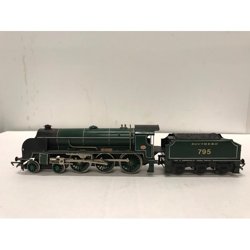 10 - HORNBY Green Southern King Arthur Class 795 00 / Gauge  plus DVD  of steam trains  see all pictures... 